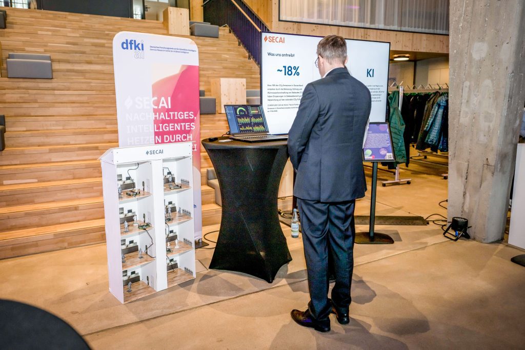 Smart Enterprise 2024: Wie SECAI die Zukunft des Energieverbrauchs revolutioniert. 1 Am SECAI-Stand konnten sich Interessierte über die Zukunft intelligenter Heizungssteuerung informieren.