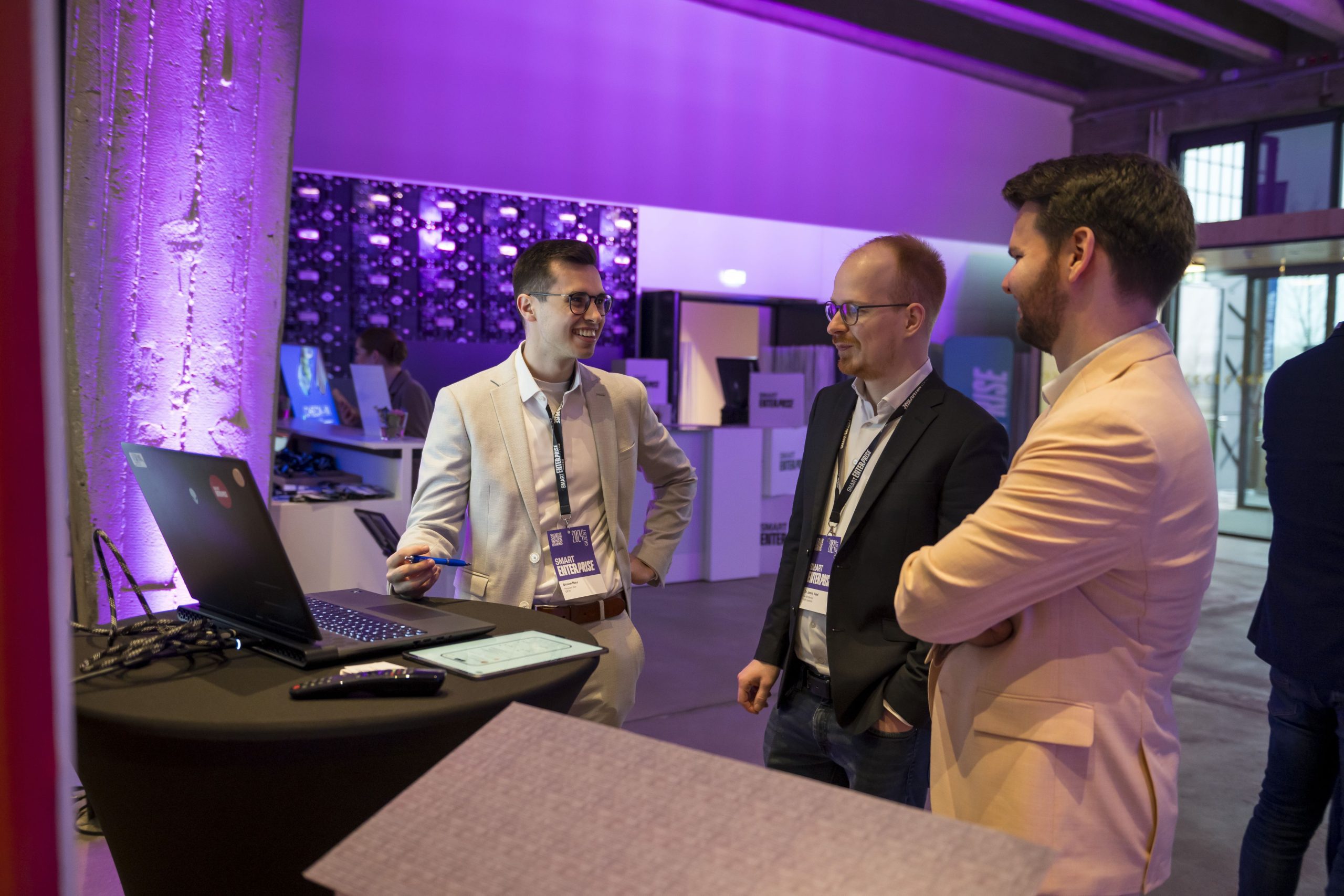 Simon Binz und Moritz-André Wiehler beim SECAI Stand auf der Smart Enterprise 2024 in Osnabrück